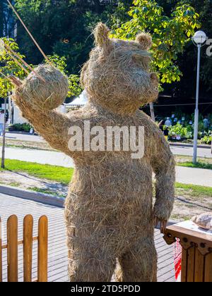 Voronezh, Russia - 10 settembre 2021: Scultura di un orso di fieno di paglia Foto Stock