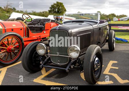 Ford Roadster, in mostra al Race Day Airshow tenutosi a Shuttleworth il 2 ottobre 2023. Foto Stock