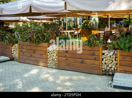 Voronezh, Russia - 10 settembre 2021: Recinzione decorativa del territorio di un caffè di strada Foto Stock