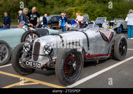 1935 Riley Sports «CKE 550» in mostra al Race Day Airshow tenutosi a Shuttleworth il 2 ottobre 2023. Foto Stock