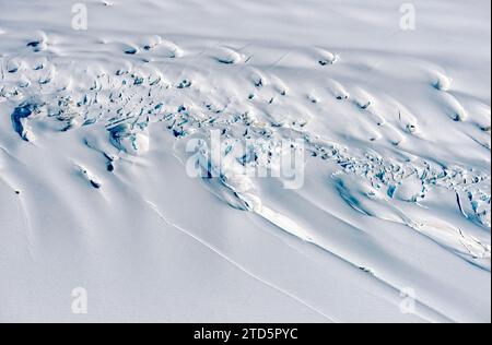 Modelli astratti sulla neve sui campi di ghiaccio del Parco Nazionale di Kluane nello Yukon, Canada Foto Stock