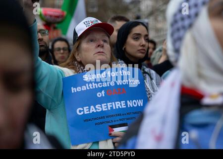 Londra, Regno Unito. 16 dicembre 2023. Una veglia per gli operatori sanitari a Gaza si sta svolgendo a Londra, con centinaia di persone presenti. Foto Stock