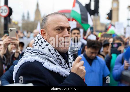 Londra, Regno Unito. 16 dicembre 2023. Ambasciatore palestinese a Londra, parla alla stampa durante la manifestazione a sostegno degli operatori sanitari a Gaza. Foto Stock