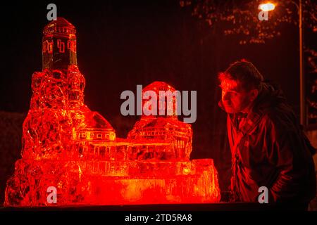 Liberec, Repubblica Ceca. 16 dicembre 2023. Terza scultura di ghiaccio natalizia annuale a Turnov il 16 dicembre 2023. Lo scultore scolpì e scolpì una statua di una delle caratteristiche dominanti del Paradiso boemo - il Castello di Trosky - da più di una tonnellata di ghiaccio in un giorno con l'aiuto di una sega e di uno scalpello. Il tempo che durerà nel cortile dipenderà dalle condizioni meteorologiche. Crediti: Radek Petrasek/CTK Photo/Alamy Live News Foto Stock