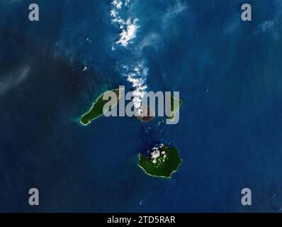 Isola vulcanica di Anak Krakatau tra le isole indonesiane di Giava e Sumatra con pennacchio di fumo vulcanico Foto Stock