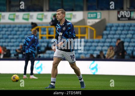 LONDRA, INGHILTERRA - 16 DICEMBRE: Zian Flemming di Millwall si riscalda prima della partita del campionato Sky Bet tra Millwall e Huddersfield Town al Den il 16 dicembre 2023 a Londra, Inghilterra. (Foto di Dylan Hepworth/MB Media) Foto Stock