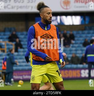 LONDRA, INGHILTERRA - 16 DICEMBRE: Sorba Thomas di Huddersfield Town si riscalda prima della partita del campionato Sky Bet tra Millwall e Huddersfield Town al Den il 16 dicembre 2023 a Londra, Inghilterra. (Foto di Dylan Hepworth/MB Media) Foto Stock