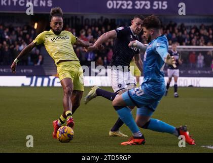 LONDRA, INGHILTERRA - 16 DICEMBRE: Sorba Thomas di Huddersfield Town e Murray Wallace di Millwall lottano per il pallone durante la partita del campionato Sky Bet tra Millwall e Huddersfield Town al Den il 16 dicembre 2023 a Londra, Inghilterra. (Foto di Dylan Hepworth/MB Media) Foto Stock