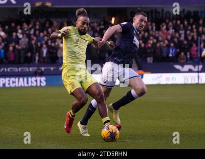 LONDRA, INGHILTERRA - 16 DICEMBRE: Sorba Thomas di Huddersfield Town e Murray Wallace di Millwall lottano per il pallone durante la partita del campionato Sky Bet tra Millwall e Huddersfield Town al Den il 16 dicembre 2023 a Londra, Inghilterra. (Foto di Dylan Hepworth/MB Media) Foto Stock