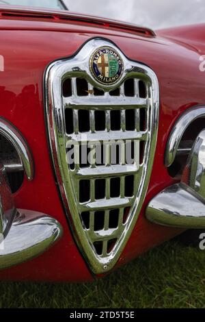 1965 Alfa Romeo Giulia Spider, in mostra al Race Day Airshow tenutosi a Shuttleworth il 2 ottobre 2023. Foto Stock