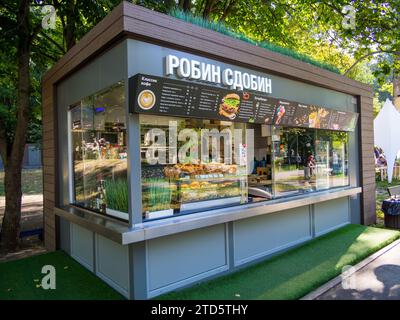 Voronezh, Russia - 10 settembre 2021: Chiosco di via della società 'Robin Sdobin', Voronezh Foto Stock