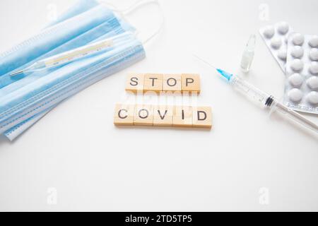 Interrompere l'iscrizione al coronavirus. Preparazione alla vaccinazione contro la covid-19. Siringa, vaccino, pillole, maschera medica. Un nuovo ceppo del virus Foto Stock