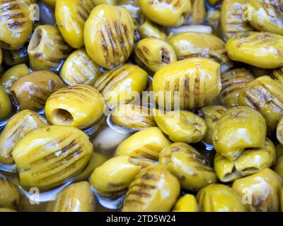 Olive verdi arrostite sulla griglia Foto Stock