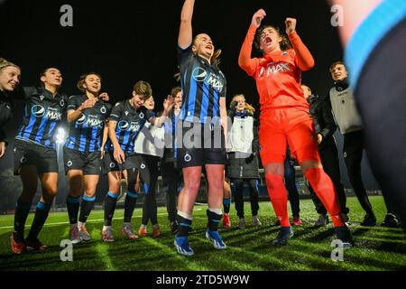 I giocatori del Club YLA con Davinia Vanmechelen (25) del Club YLA e il portiere Jorijn Covent (87) del Club YLA hanno fotografato celebrando dopo aver vinto una partita di calcio femminile tra il Club Brugge Dames YLA e SV Zulte - Waregem nella 12 ° giorno della stagione 2023 - 2024 del belga lotto Womens Super League , sabato 16 dicembre 2023 a Knokke , BELGIO . FOTO SPORTPIX | David Catry Foto Stock