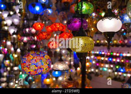 Lanterne turche multicolore fatte a mano in vendita al Grand Bazaar di Istanbul, Turchia Foto Stock