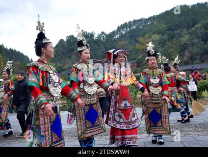 Le persone del gruppo etnico Dong indossano costumi per celebrare l'anno annuale di Dong al villaggio di Zhaoxing Dong nella contea di Liping, Qiandongnan Miao e nella prefettura autonoma di Dong, a Qiandongnan, in Cina, il 16 dicembre 2023. (Foto di Costfoto/NurPhoto) Foto Stock