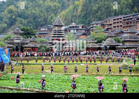 Le persone del gruppo etnico Dong indossano costumi per celebrare l'anno annuale di Dong al villaggio di Zhaoxing Dong nella contea di Liping, Qiandongnan Miao e nella prefettura autonoma di Dong, a Qiandongnan, in Cina, il 16 dicembre 2023. (Foto di Costfoto/NurPhoto) Foto Stock