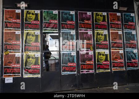 Poster raffiguranti alcuni membri del governo israeliano visti nel centro di Tel Aviv il 15 dicembre 2023. I messaggi sui poster chiedono ai ministri di dimettersi dopo l'attacco terroristico di Hamas. Da sinistra a destra Ministro degli affari di Gerusalemme e del patrimonio ebraico Meir Porush, Ministro per l'avanzamento dello status delle donne di Israele May Golan, Ministro degli affari della diaspora di Israele Amichai Chikli, Ministro dell'Intelligence di Israele Gila Gamliel, Ministro per lo sviluppo della periferia, il Negev e la Galilea Yitzhak Wasserlauf. Tutti questi ministri sono membri del Liku Foto Stock