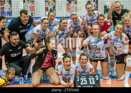 Jubel, Celebration bei Schwarz-Weiss Erfurt über den Sieg, 16.12.2023, Erfurt (Deutschland), pallavolo, 2. Bundesliga Frauen Pro, Schwarz-Weiss Erfurt - SSC Freisen Foto Stock