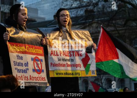 Londra, Regno Unito. 16 dicembre 2023. Attivisti pro-palestinesi che chiedono un cessate il fuoco permanente e la fine del sequestro, del bombardamento e dell'occupazione di Gaza da parte di Israele, marciano dall'ospedale di St Thomas a una manifestazione a Whitehall, di fronte alla residenza del primo ministro britannico Rishi Sunak a Downing Street. Gli ospedali sono stati ripetutamente presi di mira da attacchi aerei israeliani. La protesta pacifica faceva parte di una giornata nazionale d'azione a sostegno della Palestina, con eventi che si svolgono in tutto il paese. Crediti: Ron Fassbender/Alamy Live News Foto Stock