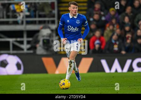 Burnley, Lancashire, Regno Unito. 16 dicembre 2023. 16 dicembre 2023; Turf Moor, Burnley, Lancashire, Inghilterra; Premier League Football, Burnley vs Everton; Nathan Patterson di Everton corre con Ball Credit: Action Plus Sports Images/Alamy Live News Foto Stock