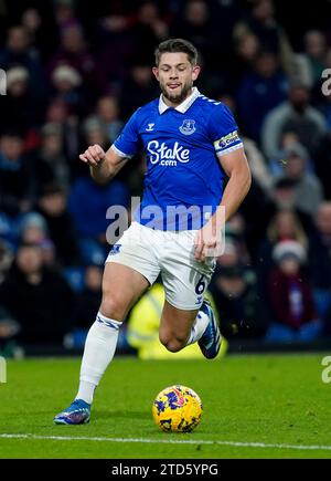 James Tarkowski dell'Everton in azione durante la partita di Premier League a Turf Moor, Burnley. Data immagine: Sabato 16 dicembre 2023. Foto Stock