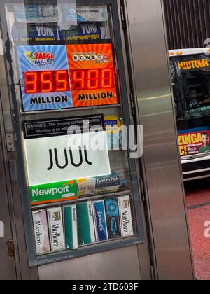 Pubblicità sigaretta elettronica Juul sul lato del comodino del  marciapiede, 2023, New York City, Stati Uniti Foto stock