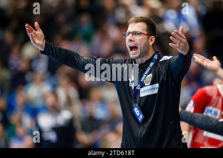 Jaron Siewert (Fuechse Berlin, Trainer) aergert sich / regt sich auf / ist unzufrieden , Aerger / Aufregung / Emotion GER, TBV Lemgo Lippe vs. Fuechse Berlin, Handball, 1. Bundesliga, 17 anni. Spieltag, Spielzeit 2023/2024, 16.12.2023 foto: Eibner-Pressefoto / Jan Strohdiek Foto Stock