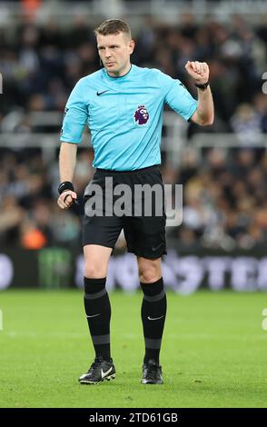 Newcastle upon Tyne, Regno Unito. 16 dicembre 2023. L'arbitro Sam Barrott durante la partita di Premier League a St. James' Park, Newcastle upon Tyne. Il credito fotografico dovrebbe leggere: Nigel Roddis/Sportimage Credit: Sportimage Ltd/Alamy Live News Foto Stock