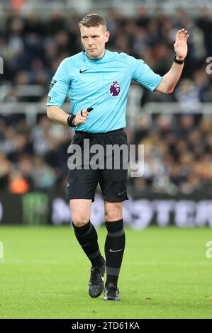 Newcastle upon Tyne, Regno Unito. 16 dicembre 2023. L'arbitro Sam Barrott durante la partita di Premier League a St. James' Park, Newcastle upon Tyne. Il credito fotografico dovrebbe leggere: Nigel Roddis/Sportimage Credit: Sportimage Ltd/Alamy Live News Foto Stock