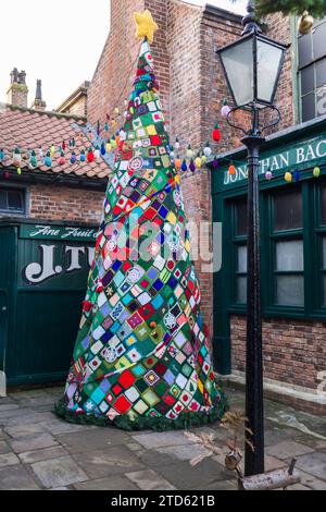 Grande albero di Natale decorato in lana e tessuto a Preston Park, Stockton on Tees, Inghilterra, Regno Unito Foto Stock