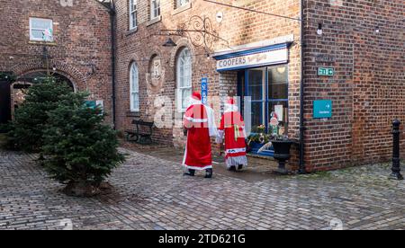 Due persone vestite da Babbo Natale nelle celebrazioni natalizie a Preston Park, Stockton on Tees, Inghilterra, Regno Unito Foto Stock