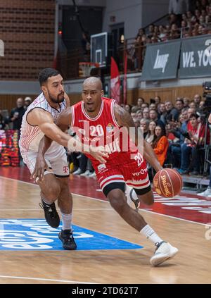 Bild: v. l. Noah Kirkwood (Telekom Baskets Bonn, 22) und Javon Bess (Wuerzburg Baskets, 20). 16.12.2023, pallacanestro, BBL, cesti Wuerzburg - cesti Telekom Bonn, GER, Wuerzburg, tectake Arena. Foto Stock