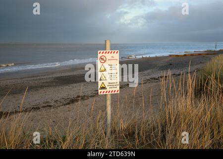 Un cartello sulla spiaggia indicante che ci sono acque pericolose nelle vicinanze, Fleetwood, Lancashire, Regno Unito, Europa Foto Stock