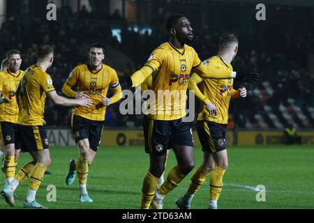 Newport, Regno Unito. 16 dicembre 2023. Newport, Galles, sabato 16 dicembre 2023. Omar Bogle di Newport County festeggia dopo aver segnato il primo gol della sua squadra. EFL football League Two match, Newport County contro Grimsby Town, a Rodney Parade a Newport, Galles, sabato 16 dicembre 2023. Questa immagine può essere utilizzata solo per scopi editoriali. Solo editoriale, foto di Credit: Andrew Orchard Sports Photography/Alamy Live News Foto Stock