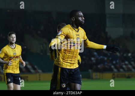 Newport, Regno Unito. 16 dicembre 2023. Newport, Galles, sabato 16 dicembre 2023. Omar Bogle di Newport County festeggia dopo aver segnato il primo gol della sua squadra. EFL football League Two match, Newport County contro Grimsby Town, a Rodney Parade a Newport, Galles, sabato 16 dicembre 2023. Questa immagine può essere utilizzata solo per scopi editoriali. Solo editoriale, foto di Credit: Andrew Orchard Sports Photography/Alamy Live News Foto Stock