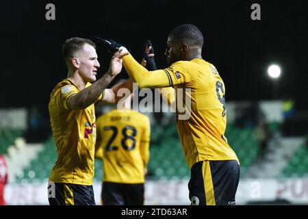 Newport, Regno Unito. 16 dicembre 2023. Newport, Galles, sabato 16 dicembre 2023. Omar Bogle di Newport County (r) festeggia dopo aver segnato il primo gol della sua squadra. EFL football League Two match, Newport County contro Grimsby Town, a Rodney Parade a Newport, Galles, sabato 16 dicembre 2023. Questa immagine può essere utilizzata solo per scopi editoriali. Solo editoriale, foto di Credit: Andrew Orchard Sports Photography/Alamy Live News Foto Stock