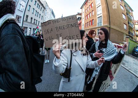 16 dicembre 2023: Più di due mesi dopo gli attacchi terroristici commessi da Hamas in Israele, sostenitori della Palestina, Hamas, teorici della cospirazione, i cosiddetti Tankies, e gruppi islamici si sono Uniti per manifestare al Koenigsplatz di Munichâ. I demo sono stati guidati dal controverso gruppo attivista Palaestina Spricht che è stato accusato di antisemitismo dilagante e legami con gli islamisti, così come Verfassungsschutz (servizi di sicurezza interna tedeschi) ha monitorato entità e ha permesso un corso duro islamista e pro-Hamas con influenza significativa da gruppi estremisti della cospirazione Foto Stock