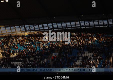 Manchester, Regno Unito. 16 dicembre 2023; Etihad Stadium, Manchester, Inghilterra; Premier League Football, Manchester City contro Crystal Palace; i tifosi del Manchester City illuminati dal sole invernale nel livello superiore credito: Action Plus Sports Images/Alamy Live News Foto Stock