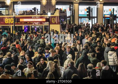 Londra, Regno Unito. 16 dicembre 2023. Gli amanti dello shopping natalizio all'Oxford Circus. Grandi folle si radunano intorno a Oxford Circus, Oxford Street e Regent Street in uno dei fine settimana più affollati dell'anno, con acquirenti e turisti in cerca di occasioni e regali di Natale. Diverse stazioni della metropolitana vicine erano temporaneamente disponibili per l'uscita solo per controllare la crescente folla. Crediti: Imageplotter/Alamy Live News Foto Stock