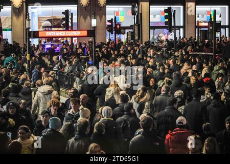 Londra, Regno Unito. 16 dicembre 2023. Gli amanti dello shopping natalizio all'Oxford Circus. Grandi folle si radunano intorno a Oxford Circus, Oxford Street e Regent Street in uno dei fine settimana più affollati dell'anno, con acquirenti e turisti in cerca di occasioni e regali di Natale. Diverse stazioni della metropolitana vicine erano temporaneamente disponibili per l'uscita solo per controllare la crescente folla. Crediti: Imageplotter/Alamy Live News Foto Stock