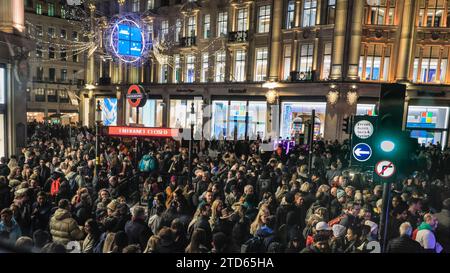 Londra, Regno Unito. 16 dicembre 2023. Gli amanti dello shopping natalizio all'Oxford Circus. Grandi folle si radunano intorno a Oxford Circus, Oxford Street e Regent Street in uno dei fine settimana più affollati dell'anno, con acquirenti e turisti in cerca di occasioni e regali di Natale. Diverse stazioni della metropolitana vicine erano temporaneamente disponibili per l'uscita solo per controllare la crescente folla. Crediti: Imageplotter/Alamy Live News Foto Stock