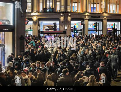 Londra, Regno Unito. 16 dicembre 2023. Gli amanti dello shopping natalizio all'Oxford Circus. Grandi folle si radunano intorno a Oxford Circus, Oxford Street e Regent Street in uno dei fine settimana più affollati dell'anno, con acquirenti e turisti in cerca di occasioni e regali di Natale. Diverse stazioni della metropolitana vicine erano temporaneamente disponibili per l'uscita solo per controllare la crescente folla. Crediti: Imageplotter/Alamy Live News Foto Stock