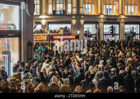 Londra, Regno Unito. 16 dicembre 2023. Gli amanti dello shopping natalizio all'Oxford Circus. Grandi folle si radunano intorno a Oxford Circus, Oxford Street e Regent Street in uno dei fine settimana più affollati dell'anno, con acquirenti e turisti in cerca di occasioni e regali di Natale. Diverse stazioni della metropolitana vicine erano temporaneamente disponibili per l'uscita solo per controllare la crescente folla. Crediti: Imageplotter/Alamy Live News Foto Stock