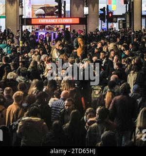 Londra, Regno Unito. 16 dicembre 2023. Gli amanti dello shopping natalizio all'Oxford Circus. Grandi folle si radunano intorno a Oxford Circus, Oxford Street e Regent Street in uno dei fine settimana più affollati dell'anno, con acquirenti e turisti in cerca di occasioni e regali di Natale. Diverse stazioni della metropolitana vicine erano temporaneamente disponibili per l'uscita solo per controllare la crescente folla. Crediti: Imageplotter/Alamy Live News Foto Stock