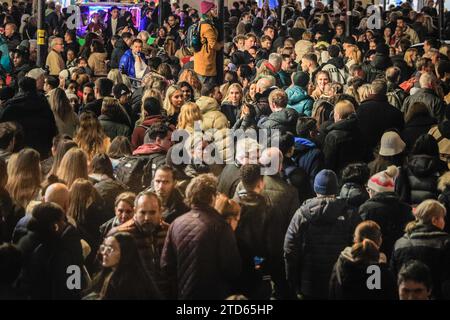 Londra, Regno Unito. 16 dicembre 2023. Gli amanti dello shopping natalizio all'Oxford Circus. Grandi folle si radunano intorno a Oxford Circus, Oxford Street e Regent Street in uno dei fine settimana più affollati dell'anno, con acquirenti e turisti in cerca di occasioni e regali di Natale. Diverse stazioni della metropolitana vicine erano temporaneamente disponibili per l'uscita solo per controllare la crescente folla. Crediti: Imageplotter/Alamy Live News Foto Stock