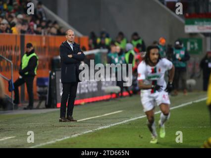 Augusta, Deutschland 16. Dicembre 2023: Fussball, Herren, Saison 2023/2024, FC Augsburg - Borussia Dortmund, Bundesliga, WWK Arena Jess Thorup, Trainer (FC Augsburg) Stehend an der Seitenlinie DFB proibiscono qualsiasi uso di fotografie come sequenze di immagini e/o quasi-video Foto Stock