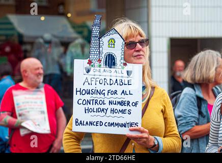 Una protesta immobiliare a Truro, in Cornovaglia, mentre la crisi immobiliare della Cornovaglia si intensifica con un ulteriore interesse per Second Homes Air BnB dopo Covid 19 Foto Stock