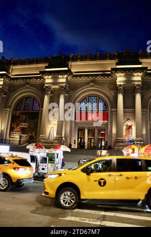 La sera il Metropolitan Museum, il Met, sulla Fifth avenue, nella parte superiore est di Manhattan, è splendidamente illuminato, New York, USA Foto Stock