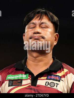 Reynaldo Rivera reagisce dopo il suo match contro Keane Barry (non nella foto) nel secondo giorno del Paddy Power World Darts Championship ad Alexandra Palace, Londra. Data immagine: Sabato 16 dicembre 2023. Foto Stock